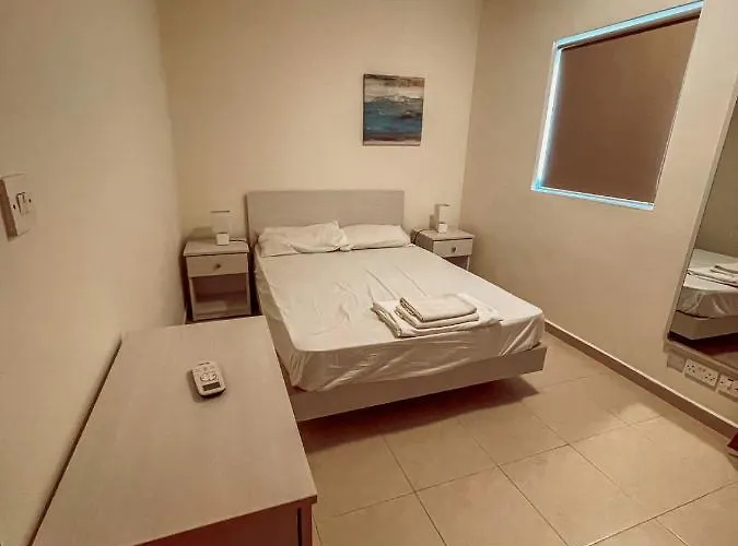 Stresa Court * San Julián