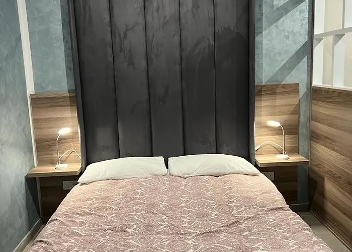 Stresa Court * San Julián