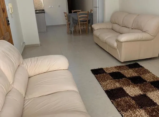 Stresa Court * San Julián